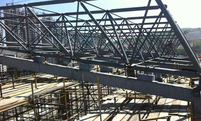 霍林郭勒简述网架公司的黑色压型钢板的吊装步履